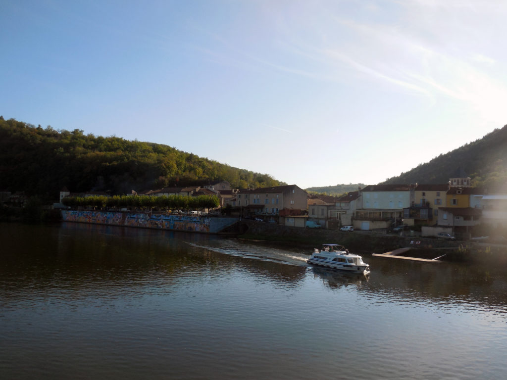 Le Lot à Douelle, point de départ de balades en bateau.