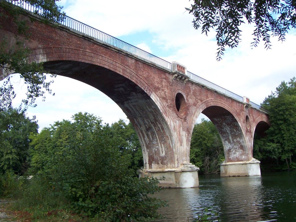 Ancien pont de chemin de fer de Douelle.
