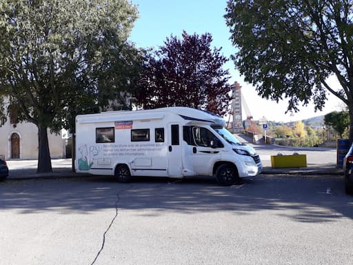 Bus France Services assurant des permanences à Douelle.