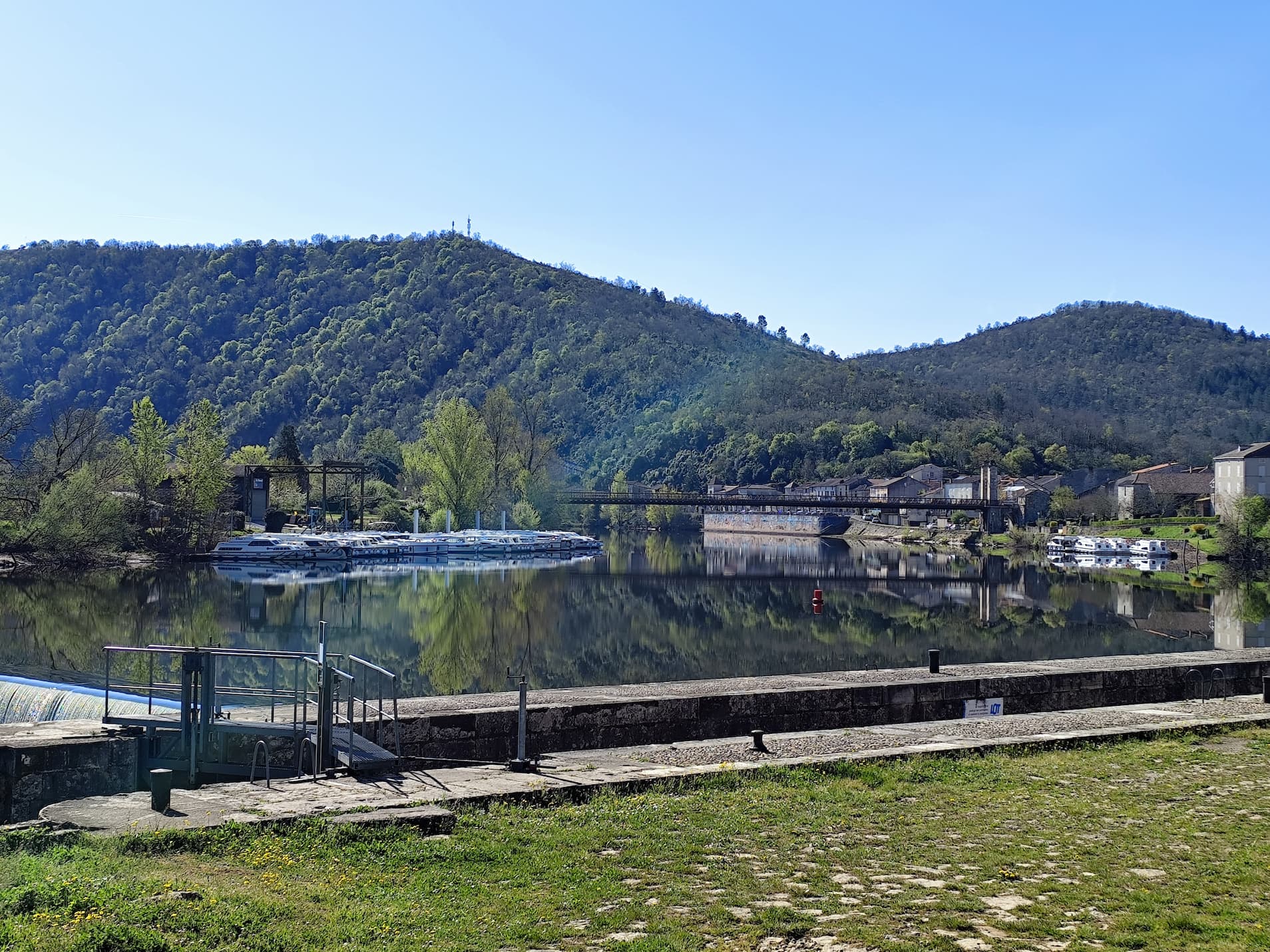 Vue de Douelle, village au bord du Lot