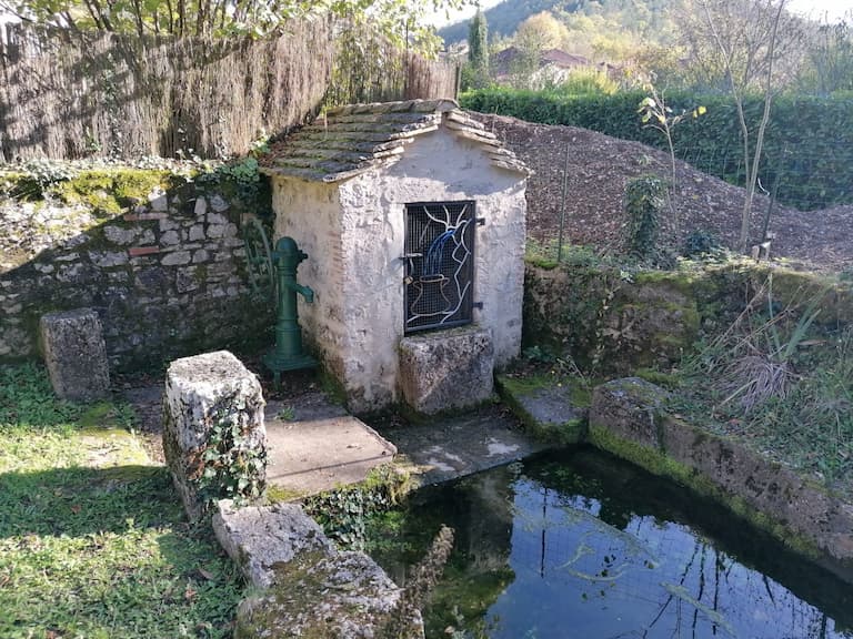 Fontaine de Marcilhac dans le quartier de la Prade à Douelle.