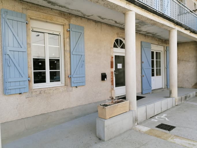 Entrée de la mairie de Douelle.