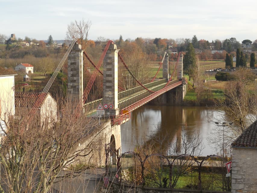 Pont suspendu de Douelle au-dessus du Lot.