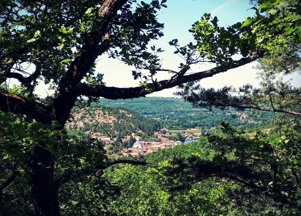 Vue de Douelle et de la vallée depuis le GR36.