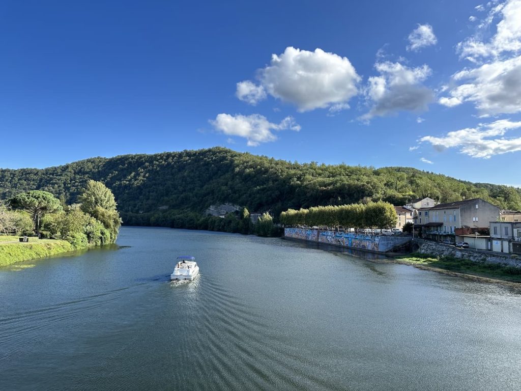 Le Lot à Douelle et les berges du village.